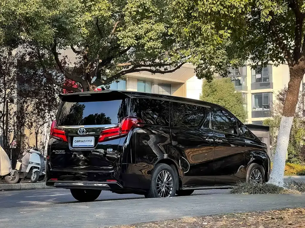 Toyota Alphard — фото 3