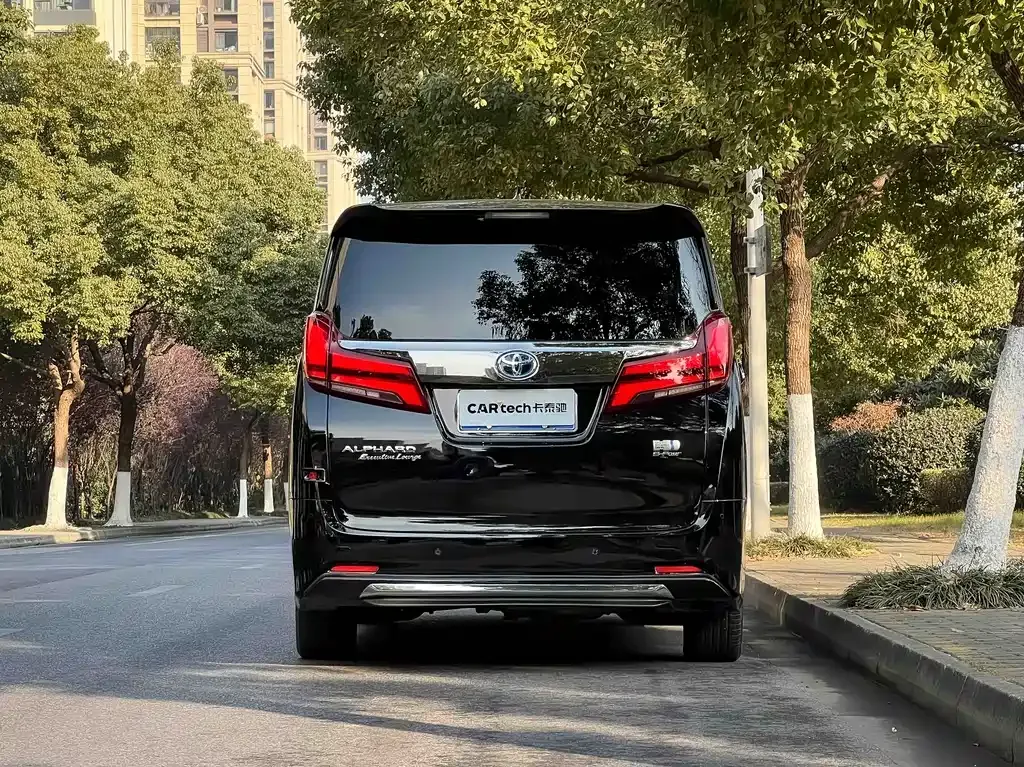 Toyota Alphard — фото 2