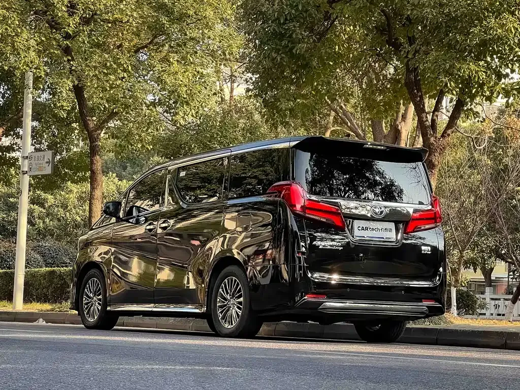 Toyota Alphard — фото 10