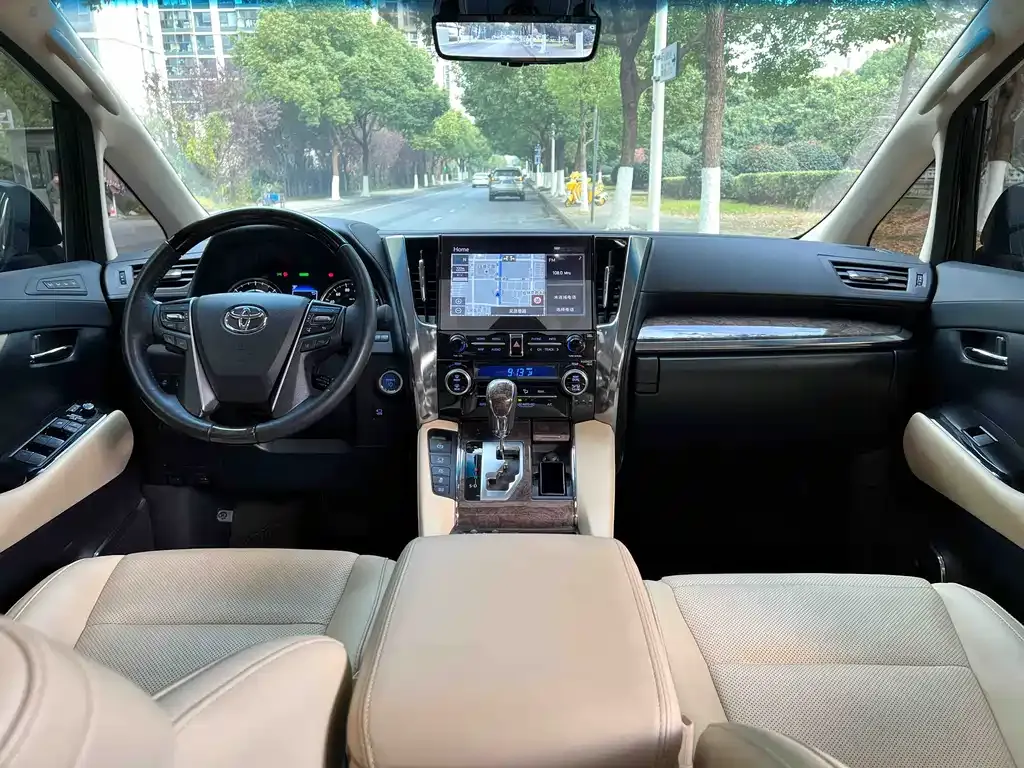Toyota Alphard — фото 6