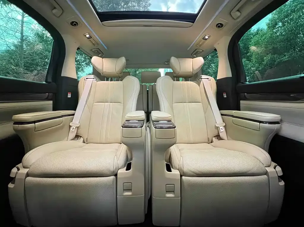 Toyota Alphard — фото 9