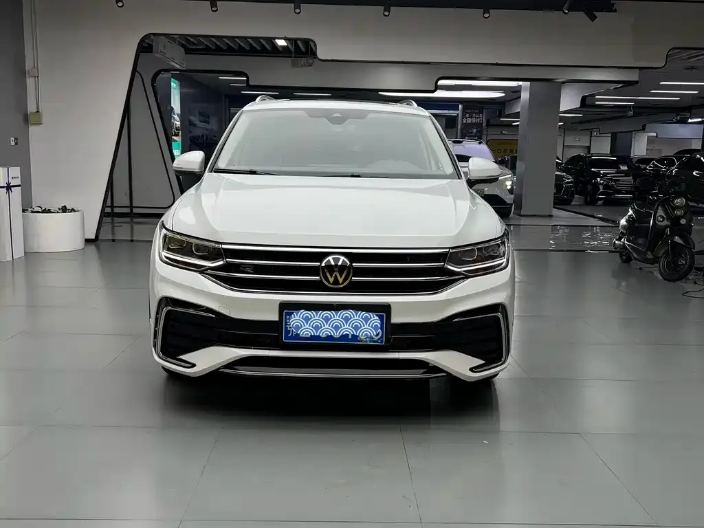Volkswagen Tiguan L — фото 2