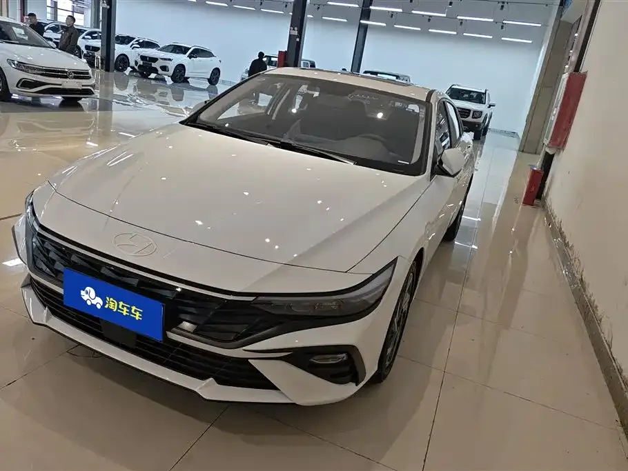 Hyundai Elantra — фото 1
