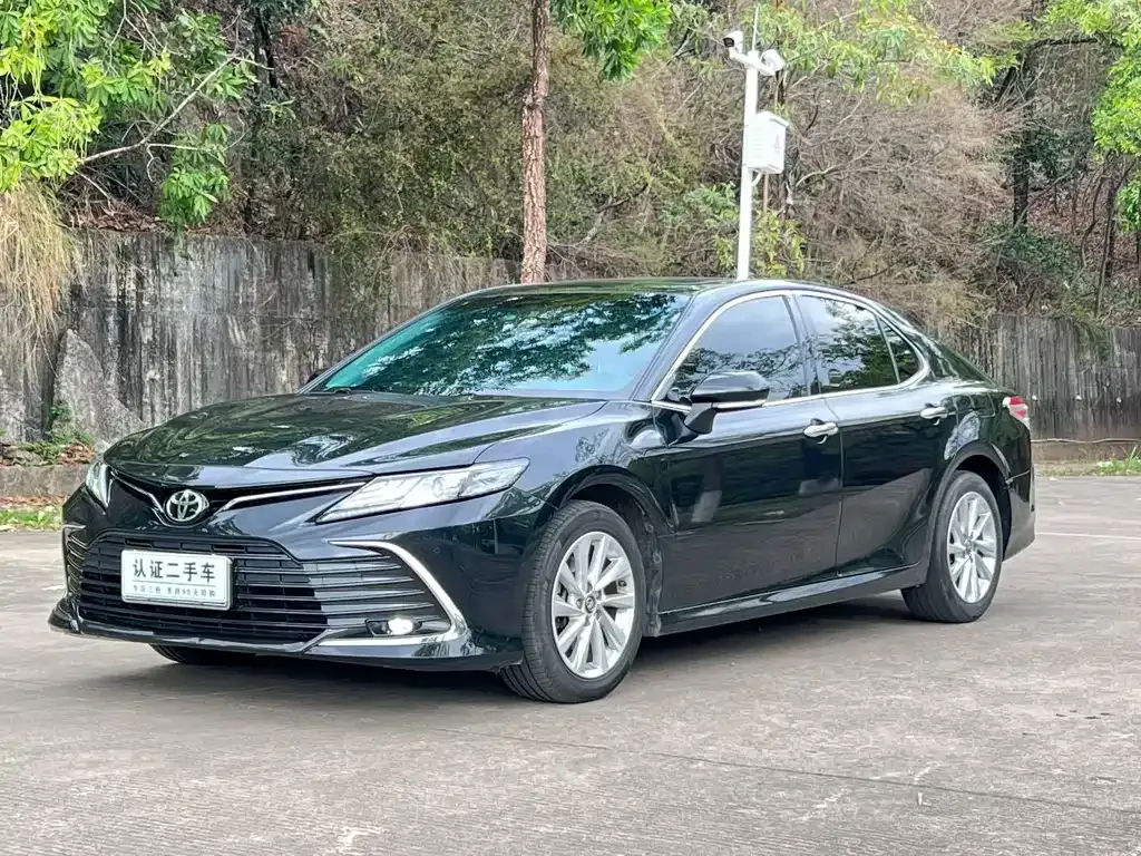 Toyota Camry — фото 1