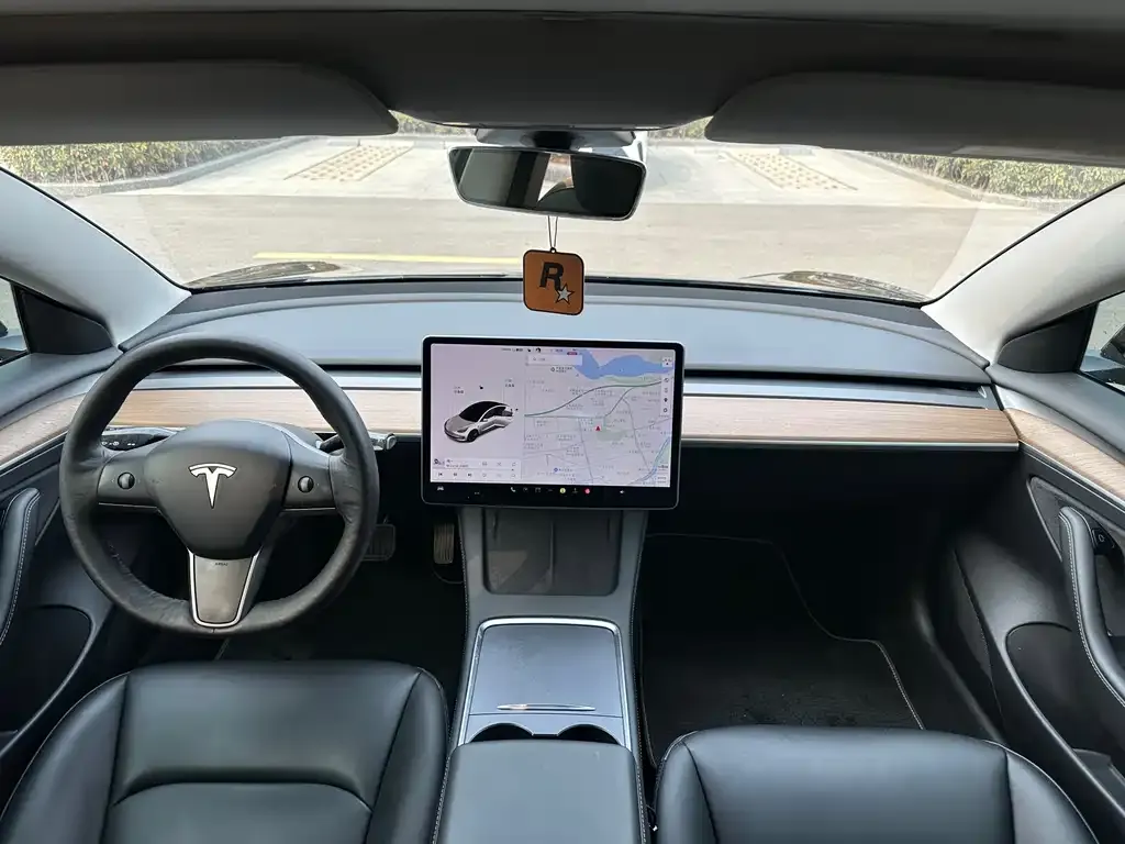 Tesla Model 3 — фото 4