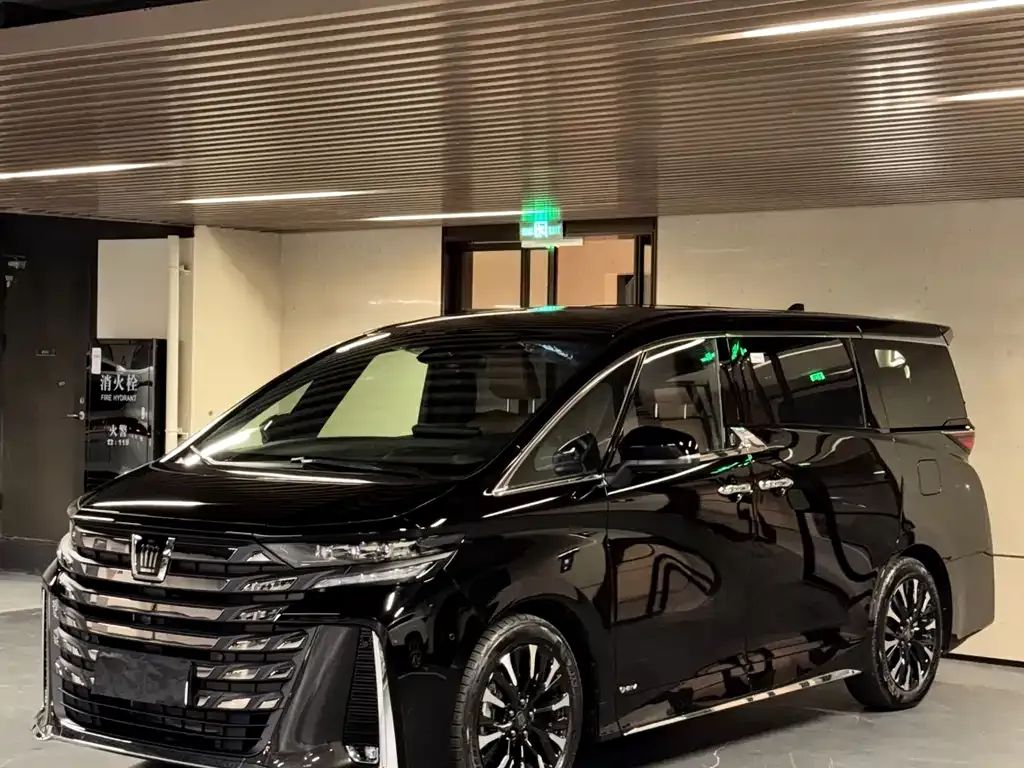 Toyota Vellfire — фото 1