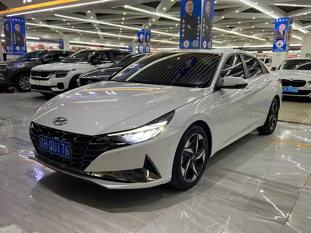 Hyundai Elantra — фото 1