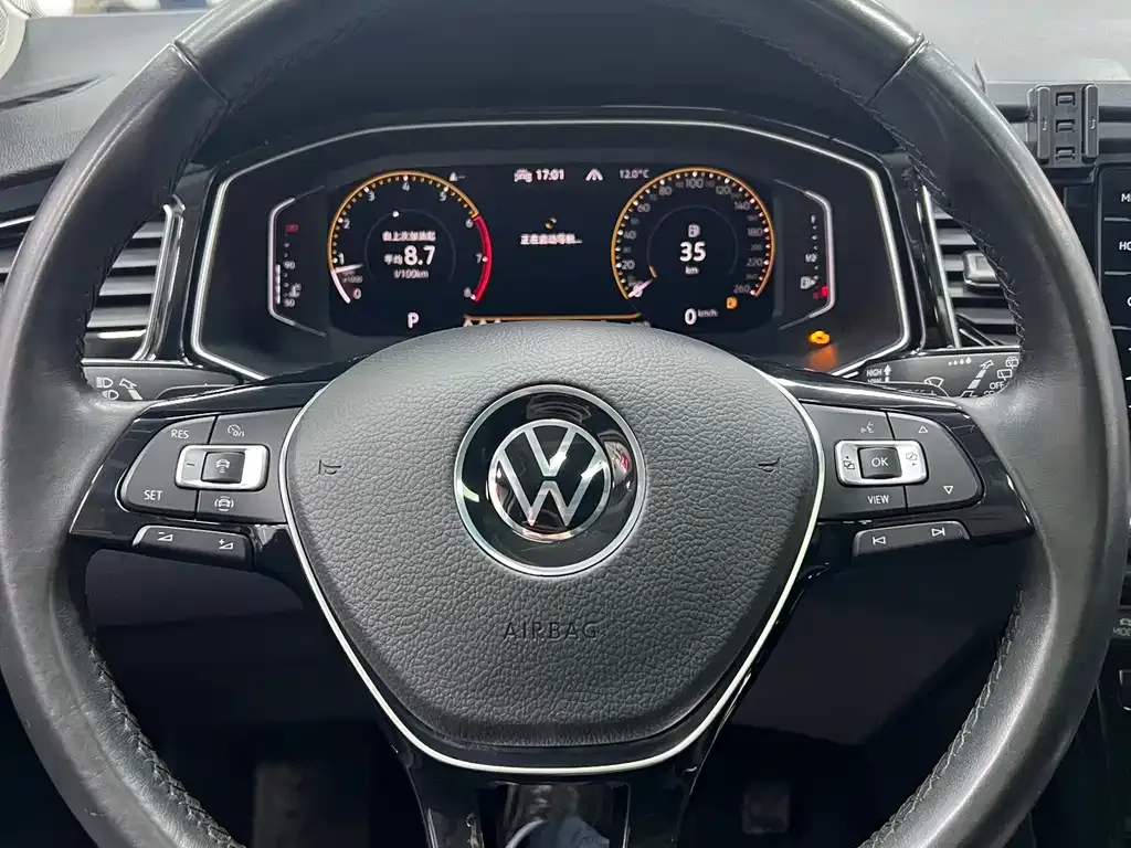 Volkswagen T-Roc — фото 9