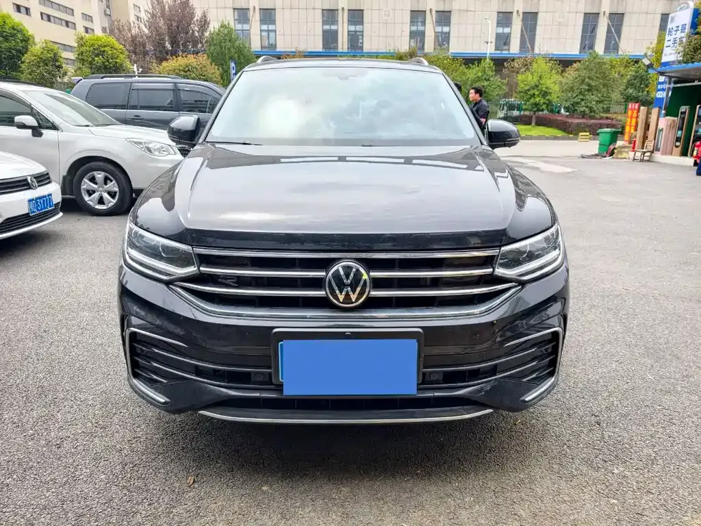 Volkswagen Tiguan L — фото 1