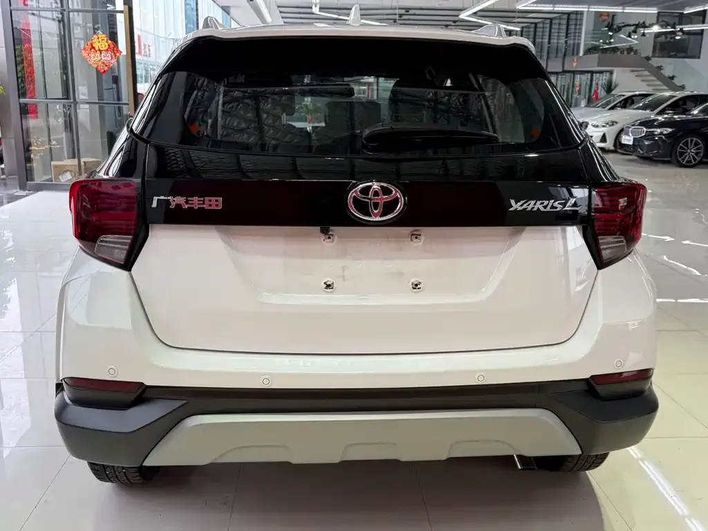 Toyota Yaris L — фото 5