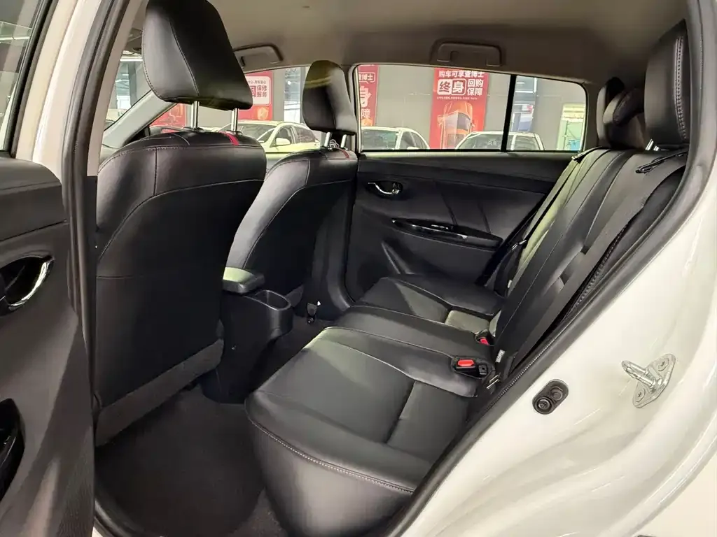 Toyota Yaris L — фото 4