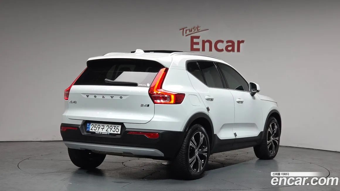 Volvo XC40 — фото 7