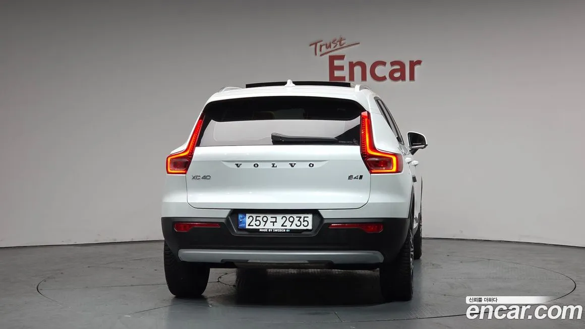 Volvo XC40 — фото 10
