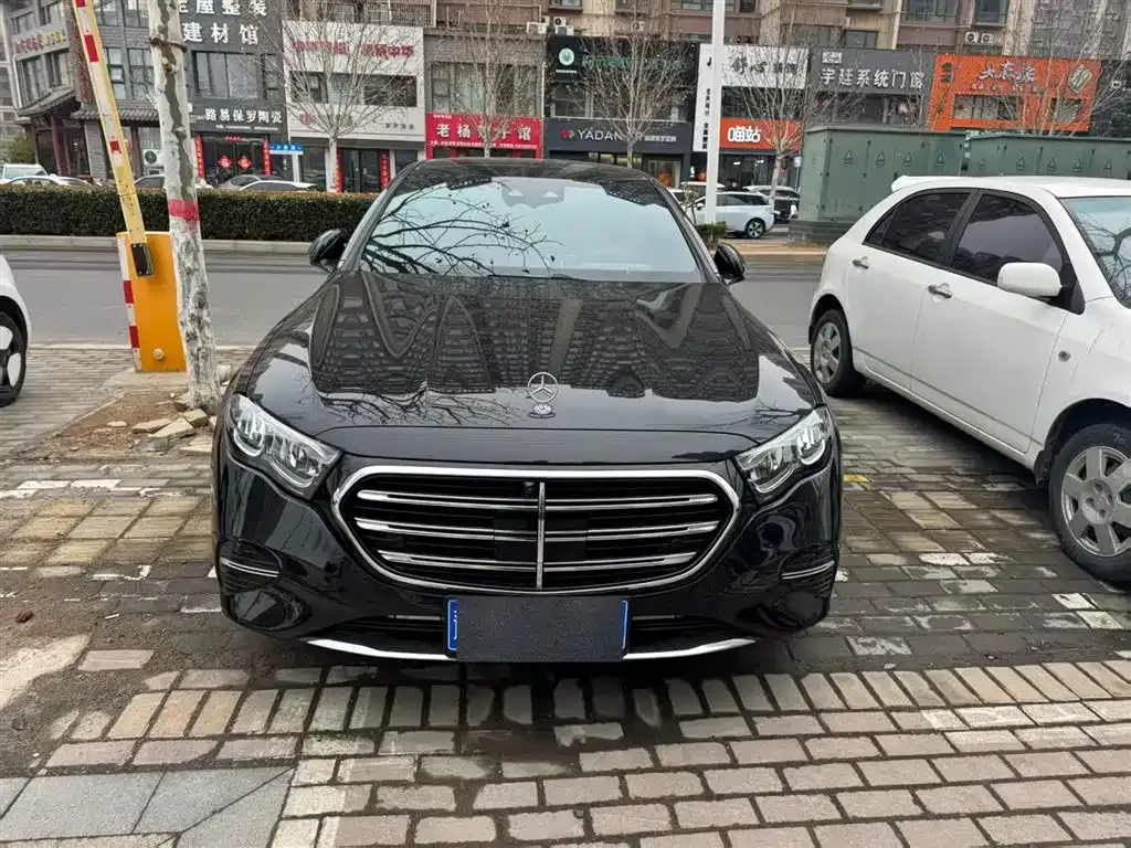 Mercedes-Benz E-Class — фото 1