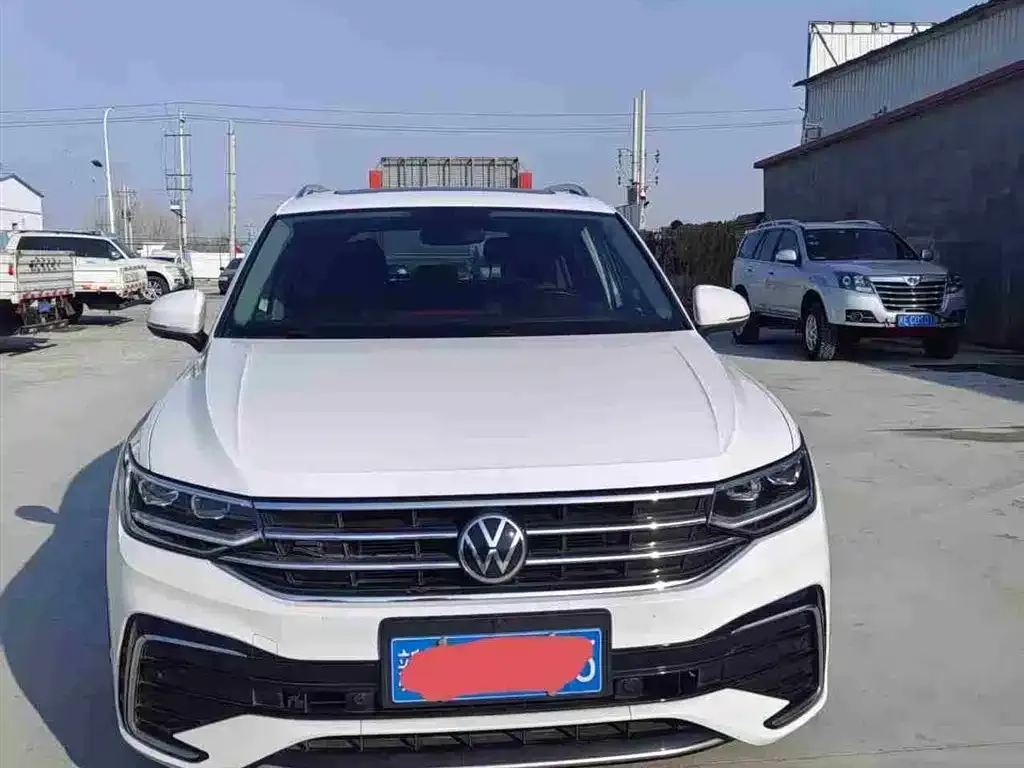 Volkswagen Tiguan L — фото 1