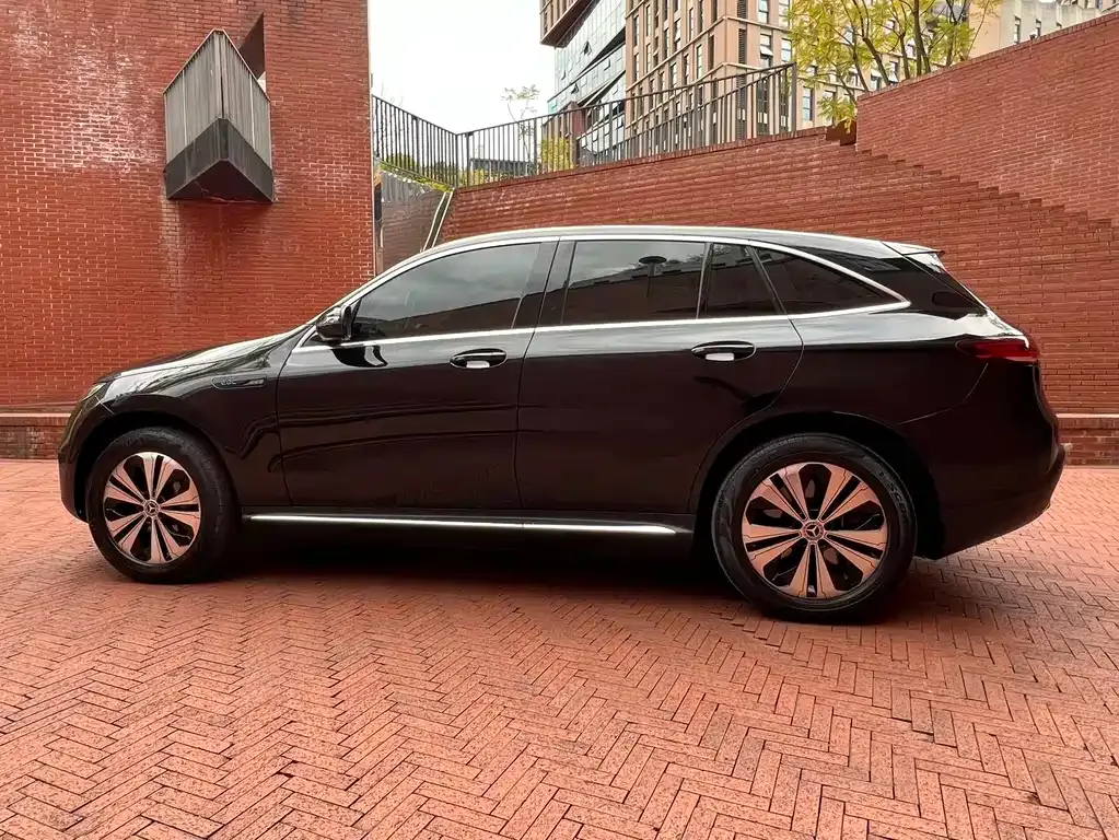 Mercedes-Benz EQC — фото 10