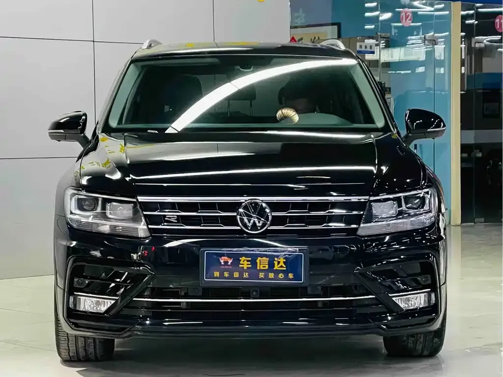 Volkswagen Tiguan L — фото 2