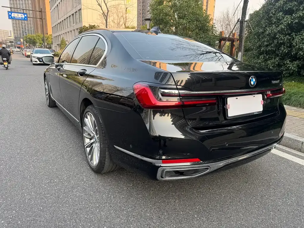 BMW 7 Series — фото 10