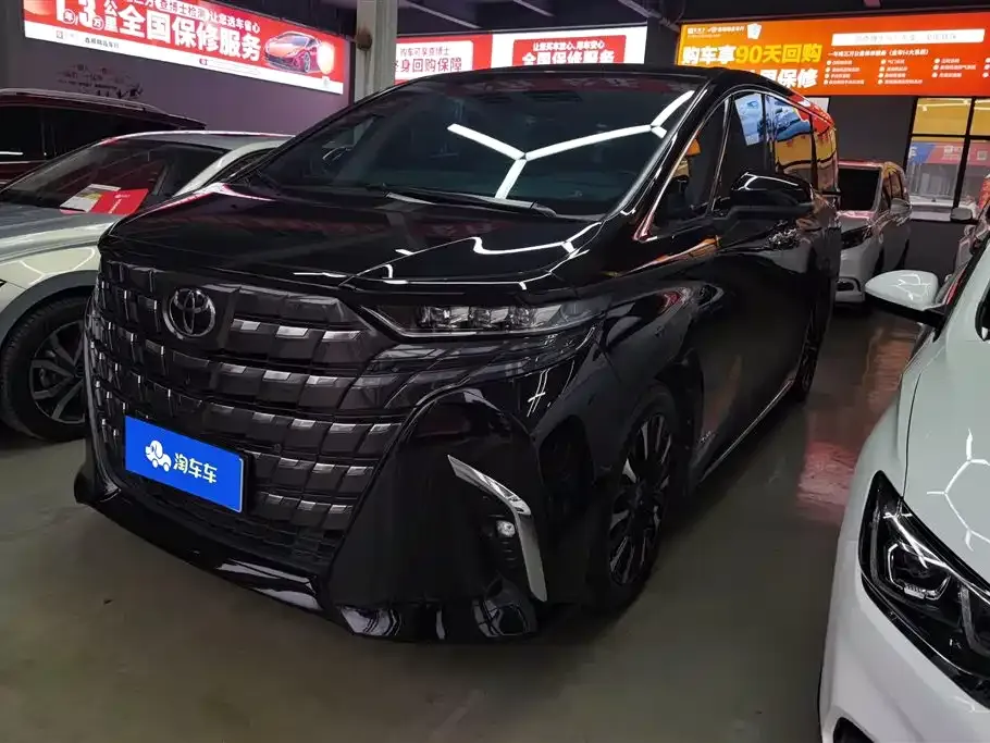 Toyota Alphard — фото 1