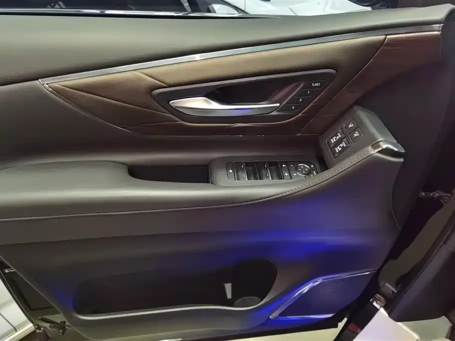 Toyota Alphard — фото 4