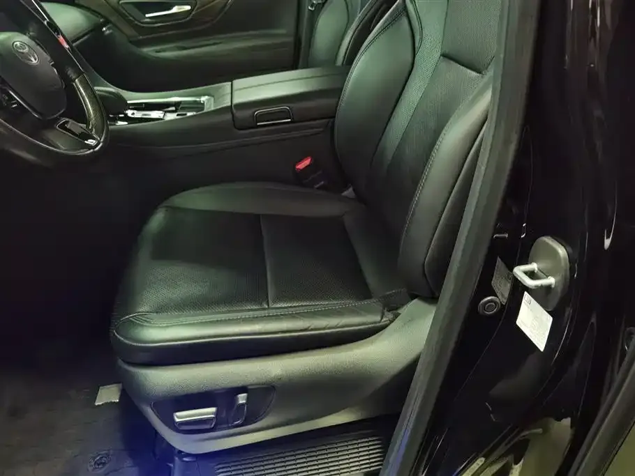Toyota Alphard — фото 2