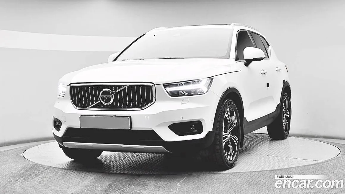 Volvo XC40 — фото 1