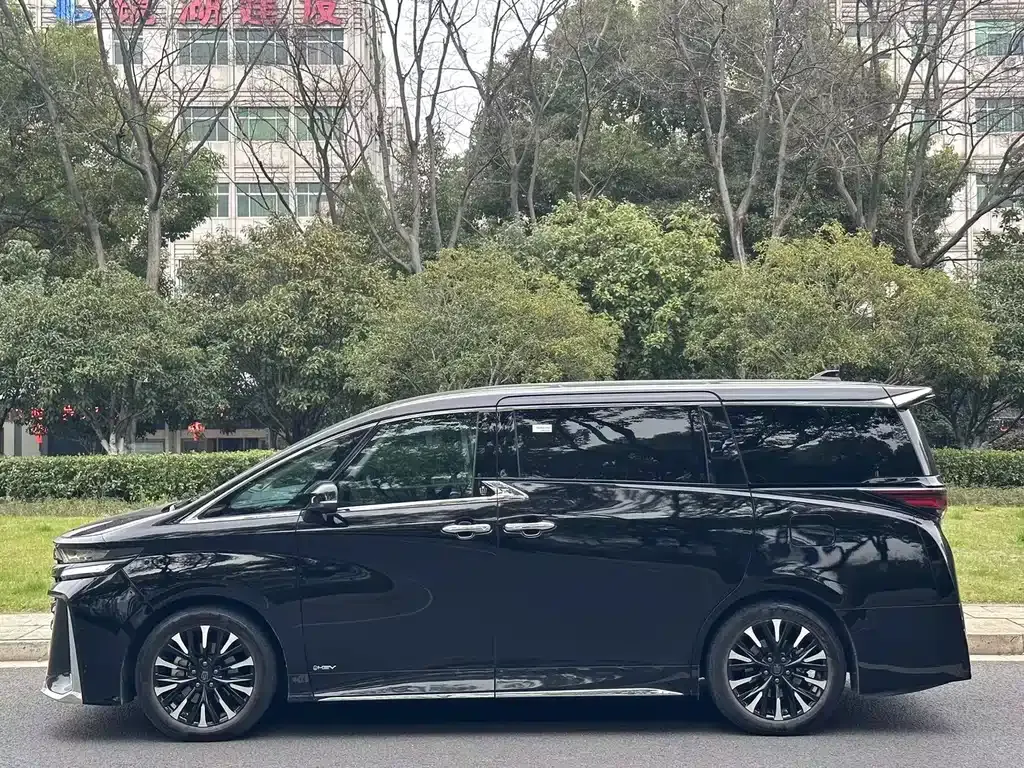 Toyota Vellfire — фото 2