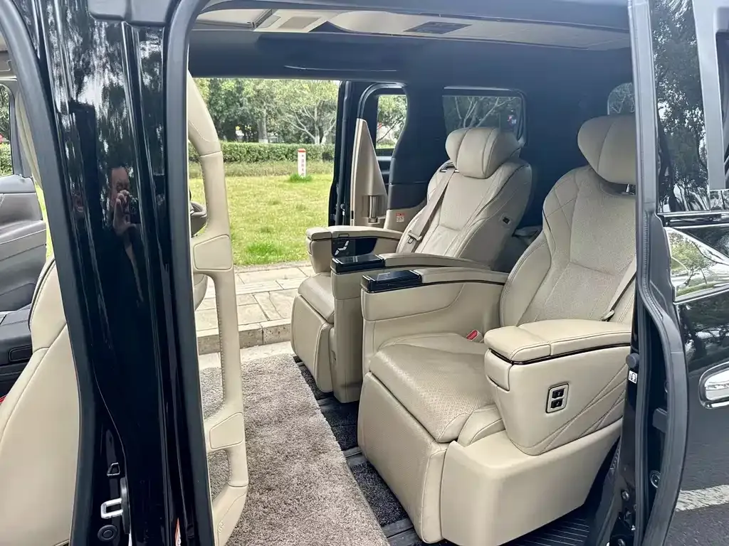 Toyota Vellfire — фото 3
