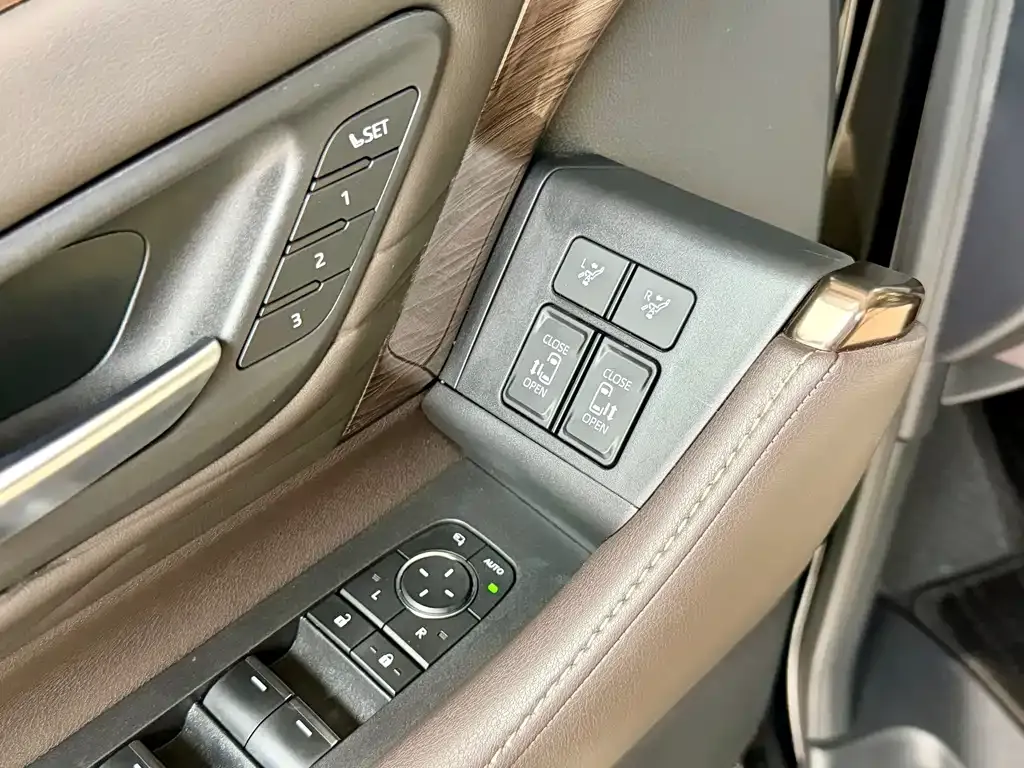 Toyota Alphard — фото 10