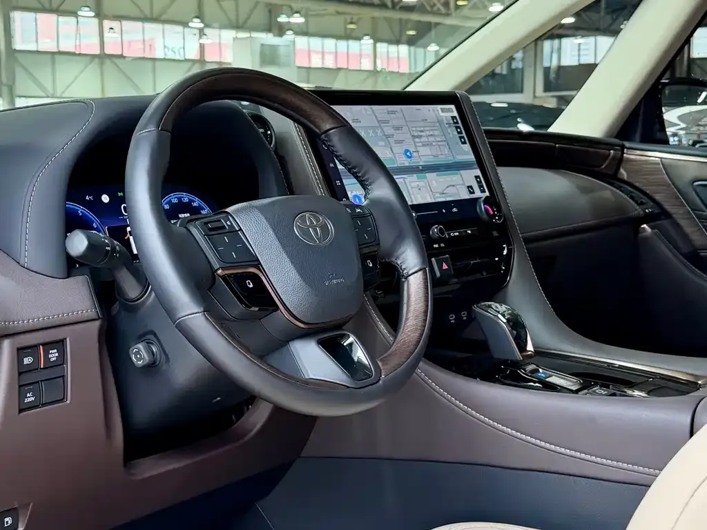 Toyota Alphard — фото 8