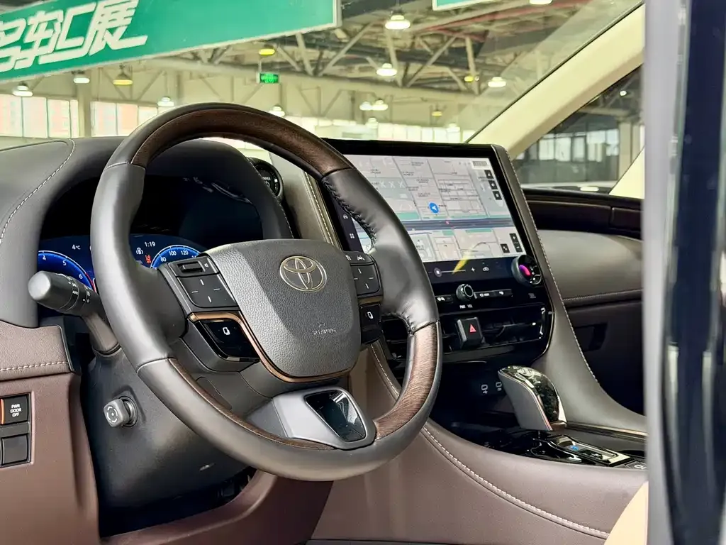 Toyota Alphard — фото 4