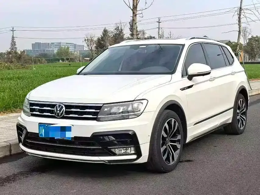 Volkswagen Tiguan L — фото 1