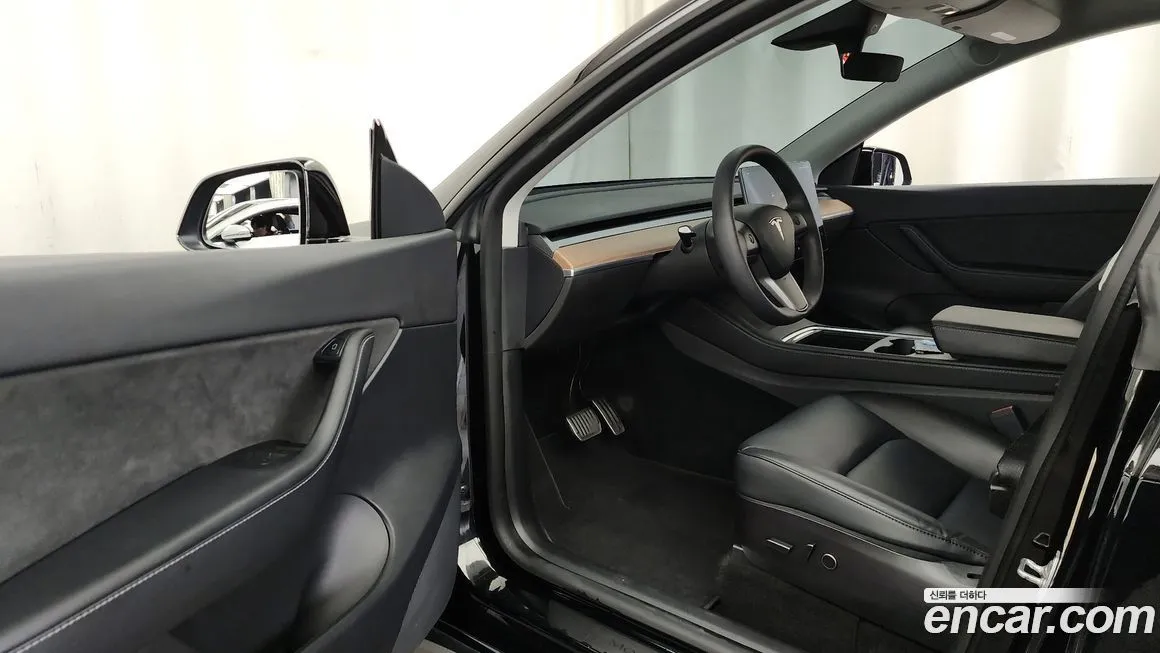 Tesla Model Y — фото 10