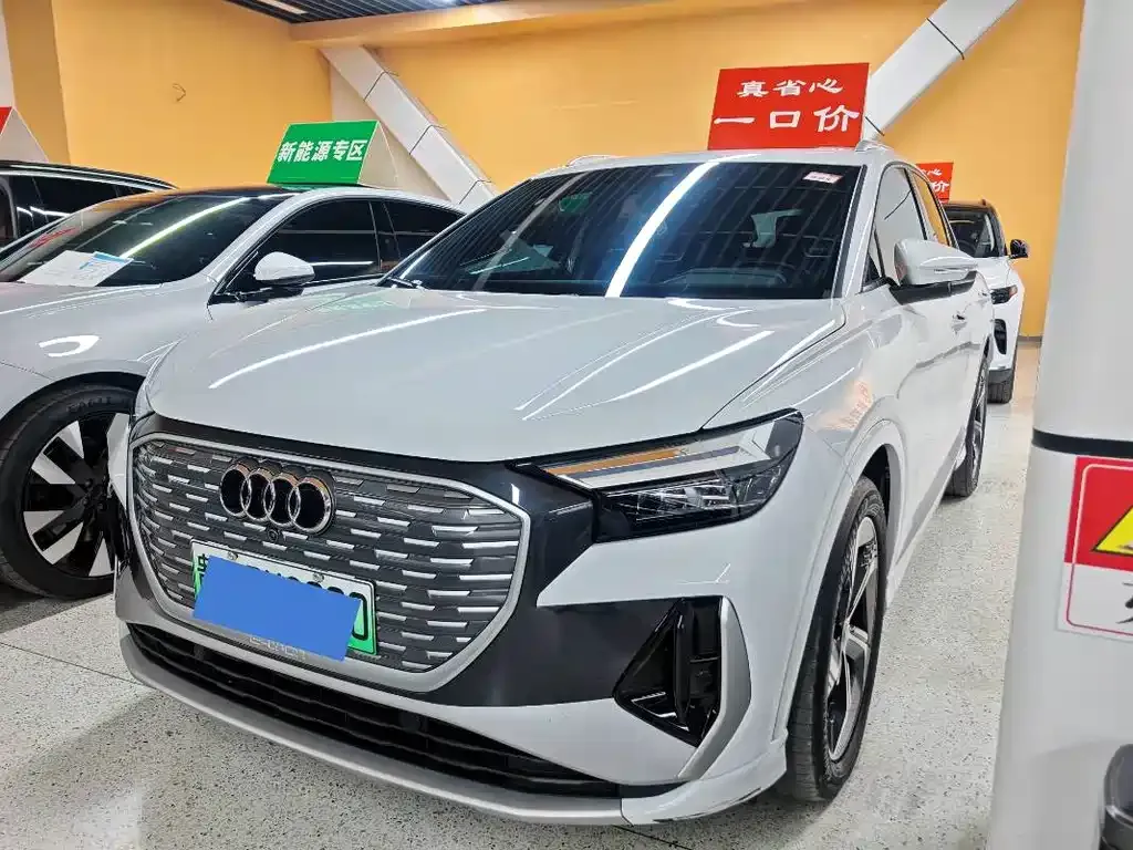 Audi Q4 e-tron — фото 1
