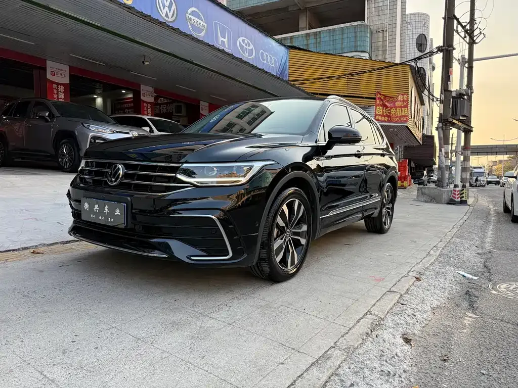 Volkswagen Tiguan L — фото 1