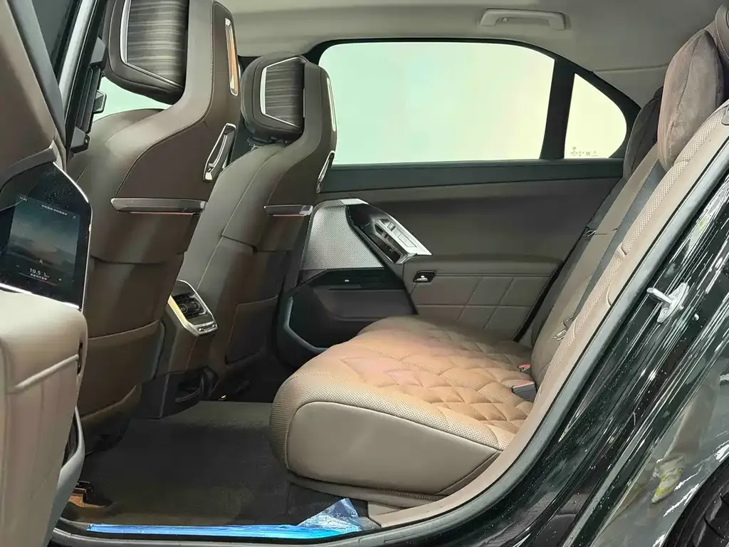 BMW 7 Series — фото 10