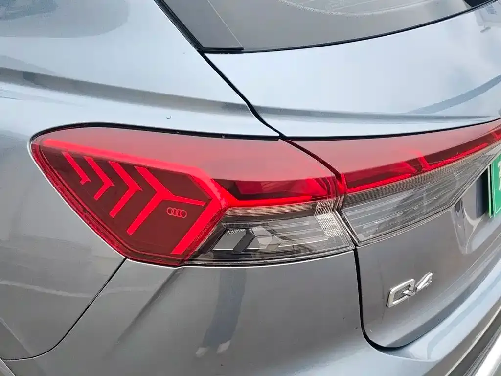 Audi Q4 e-tron — фото 2