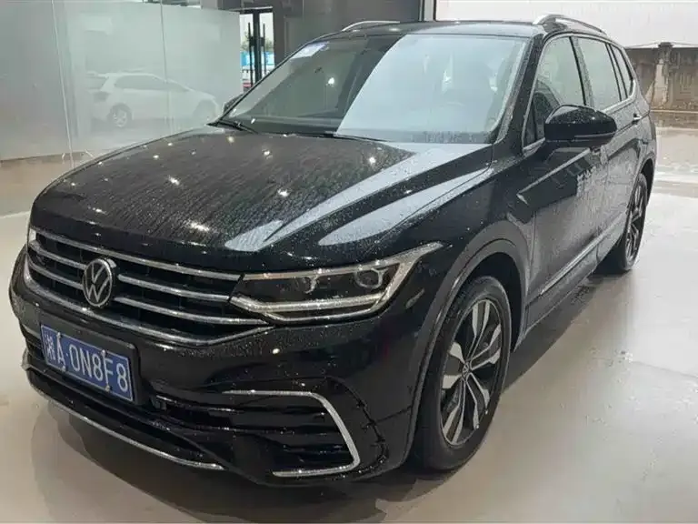 Volkswagen Tiguan L — фото 1