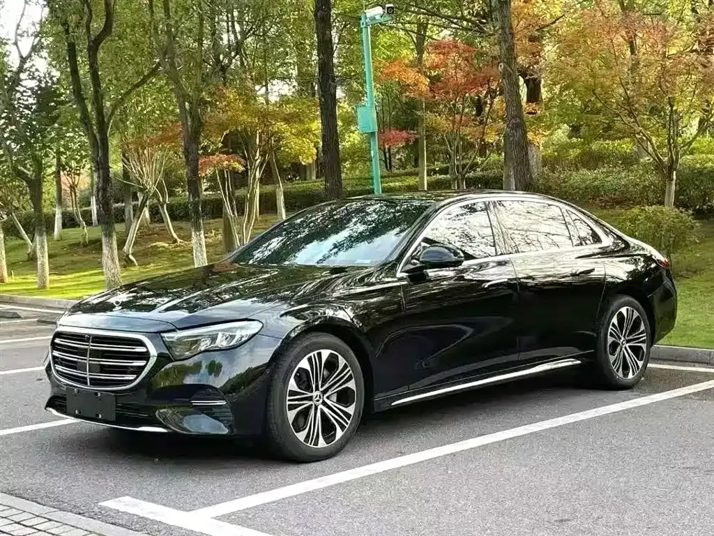 Mercedes-Benz E-Class — фото 1