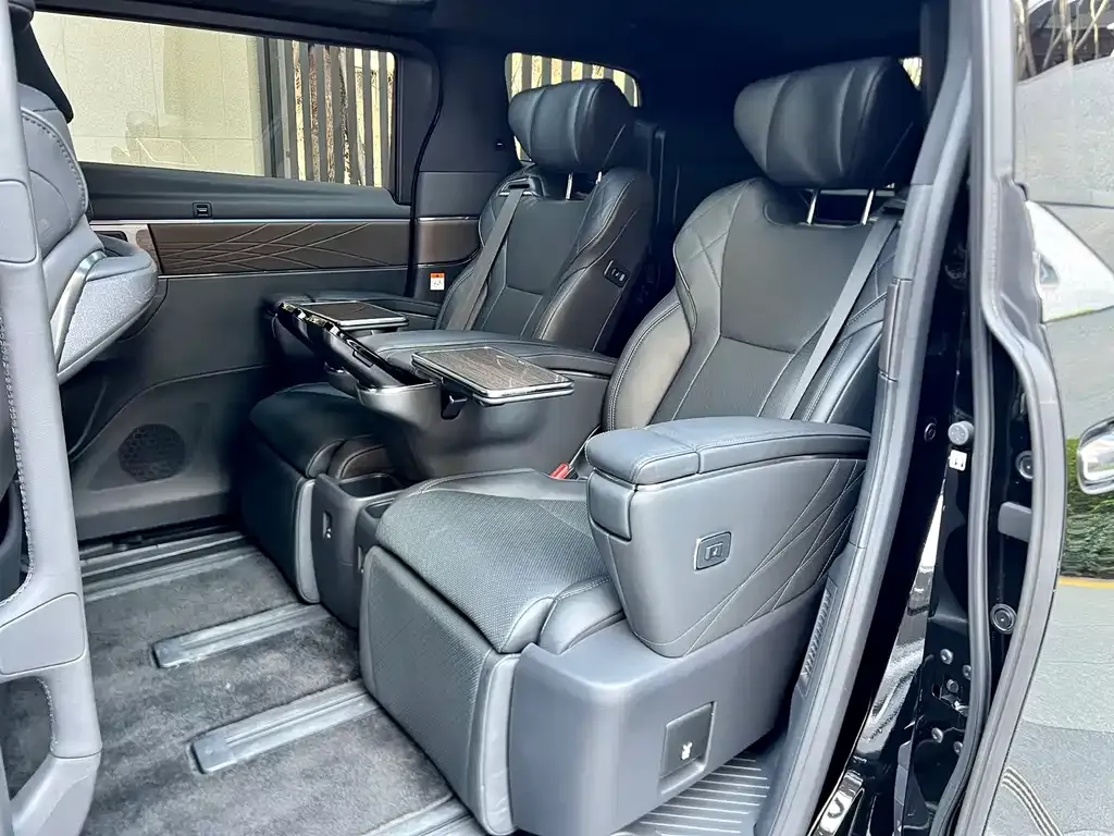 Toyota Alphard — фото 7