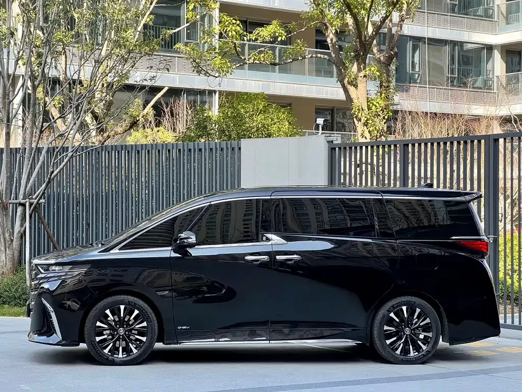 Toyota Alphard — фото 9