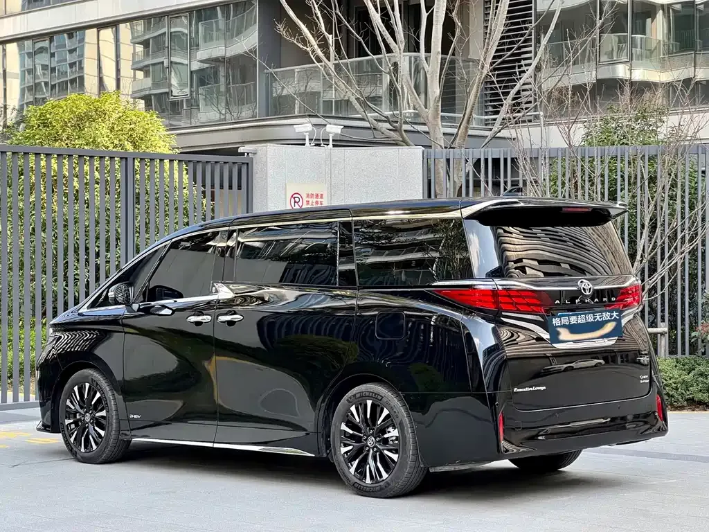 Toyota Alphard — фото 8