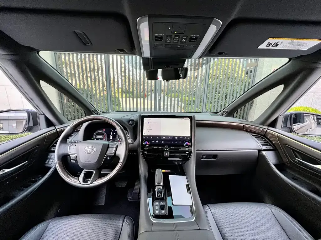 Toyota Alphard — фото 4