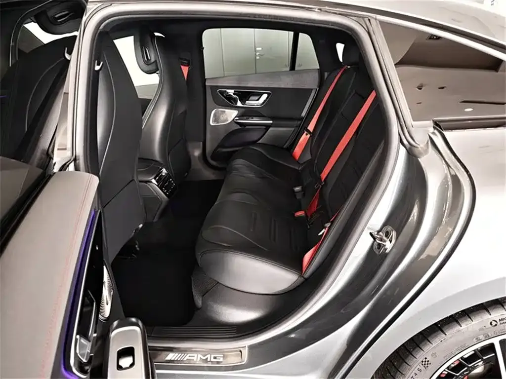 Mercedes-Benz EQE AMG — фото 9