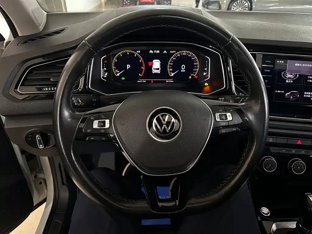 Volkswagen T-Roc — фото 9