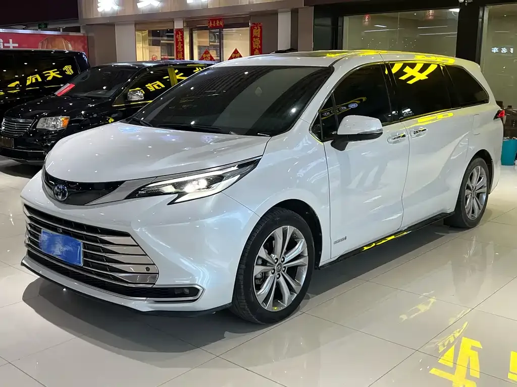 Toyota Sienna — фото 1