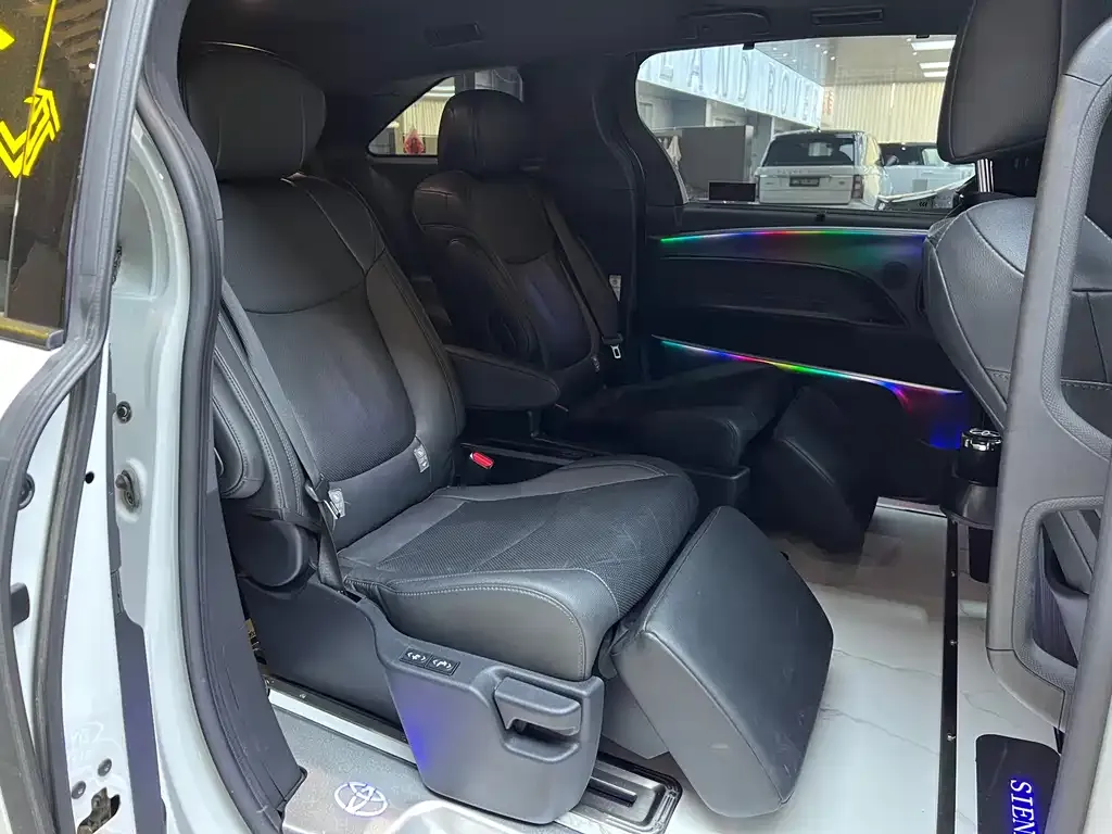 Toyota Sienna — фото 6