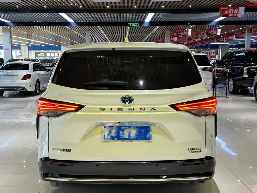 Toyota Sienna — фото 4