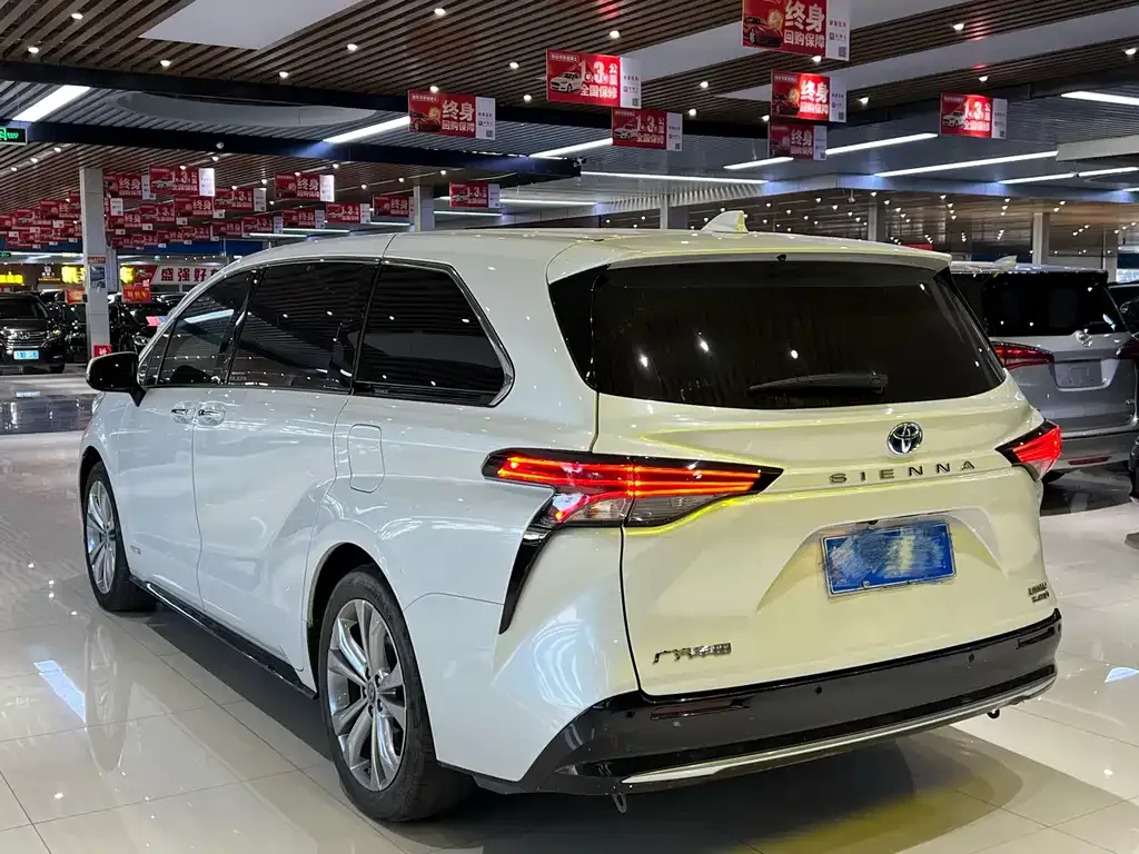 Toyota Sienna — фото 9
