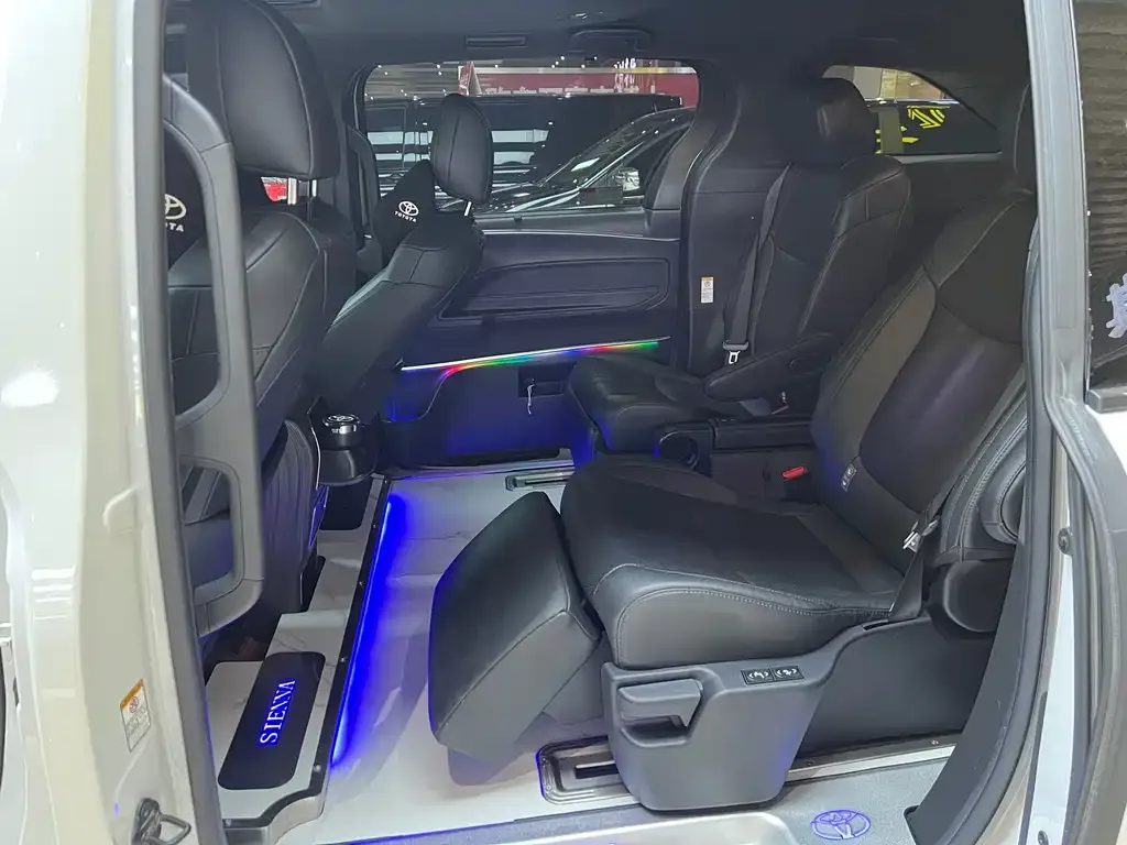 Toyota Sienna — фото 10